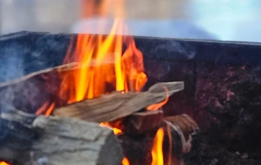 Nuotiohetki järvimaisemassa Mäntyharjulla - Retken kohokohta on kiireetön nuotiohetki järven rannalla. Nuotion äärellä nautitaan makkaraa, nokipannukahvia ja Mäntyharjun luonnon rauhasta.