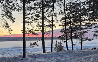 Nuotiohetki järvimaisemassa Mäntyharjulla - Retken kohokohta on kiireetön nuotiohetki järven rannalla. Nuotion äärellä nautitaan makkaraa, nokipannukahvia ja Mäntyharjun luonnon rauhasta.