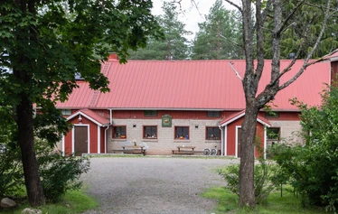 Juhlaruoka katettuna Äpyliin
