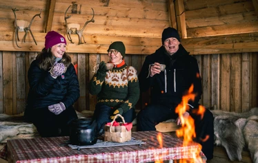 Iloiset asiakkaat rekiajelulla