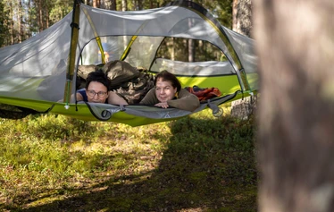 Metsäkartanolla majoitus sijaitsee lähellä leirintäaluetta ja leirintäalueen palvelut ovat asiakkaiden käytössä. - Rautavaaralla Nuorisokeskus Metsäkartanolla, lähellä Tiilikkajärven kansallispuistoa sijaitsee yksi Vaarojen majojen Tentsile-majoituskohteista. Vaarojen majojen majoituksessa voi nauttia metsä-ja järvinäköaloista.