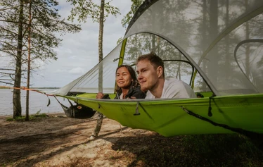 Nuku yö ulkona. - Lumoudu kesäyöstä.