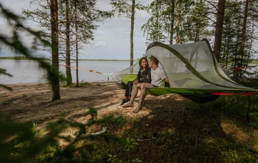 Nuku yö ulkona. - Lumoudu kesäyöstä.