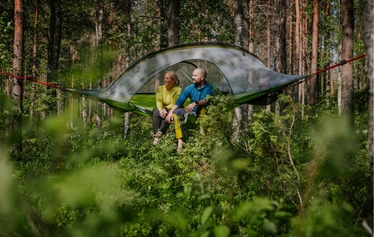 Metsäkartanolla majoitus sijaitsee lähellä leirintäaluetta ja leirintäalueen palvelut ovat asiakkaiden käytössä. - Rautavaaralla Nuorisokeskus Metsäkartanolla, lähellä Tiilikkajärven kansallispuistoa sijaitsee yksi Vaarojen majojen Tentsile-majoituskohteista. Vaarojen majojen majoituksessa voi nauttia metsä-ja järvinäköaloista.