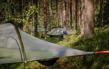 Metsäkartanolla majoitus sijaitsee lähellä leirintäaluetta ja leirintäalueen palvelut ovat asiakkaiden käytössä. - Rautavaaralla Nuorisokeskus Metsäkartanolla, lähellä Tiilikkajärven kansallispuistoa sijaitsee yksi Vaarojen majojen Tentsile-majoituskohteista. Vaarojen majojen majoituksessa voi nauttia metsä-ja järvinäköaloista.