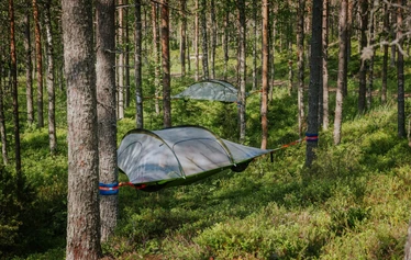 Metsäkartanolla majoitus sijaitsee lähellä leirintäaluetta ja leirintäalueen palvelut ovat asiakkaiden käytössä. - Rautavaaralla Nuorisokeskus Metsäkartanolla, lähellä Tiilikkajärven kansallispuistoa sijaitsee yksi Vaarojen majojen Tentsile-majoituskohteista. Vaarojen majojen majoituksessa voi nauttia metsä-ja järvinäköaloista.