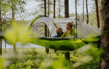 Metsäkartanolla majoitus sijaitsee lähellä leirintäaluetta ja leirintäalueen palvelut ovat asiakkaiden käytössä. - Rautavaaralla Nuorisokeskus Metsäkartanolla, lähellä Tiilikkajärven kansallispuistoa sijaitsee yksi Vaarojen majojen Tentsile-majoituskohteista. Vaarojen majojen majoituksessa voi nauttia metsä-ja järvinäköaloista.