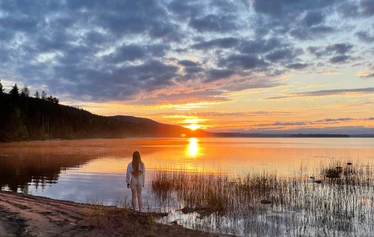 Vaarojen majojen puuteltat sijaitsevat Kiparinrannalla. - Puuteltasta on mahdollista ihailla järven taakse laskevaa auringonlaskua.