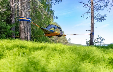 Nuku yö ulkona. - Lumoudu kesäyöstä.