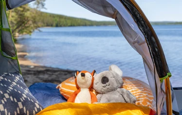 Nuku yö ulkona. - Lumoudu kesäyöstä.