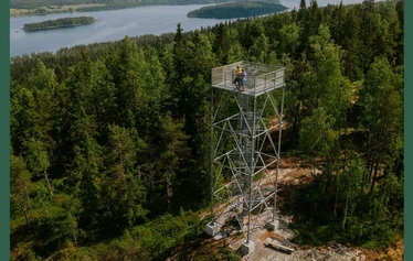 Vaarojen majojen puuteltat sijaitsevat Kiparinrannalla. - Puuteltasta on mahdollista ihailla järven taakse laskevaa auringonlaskua.