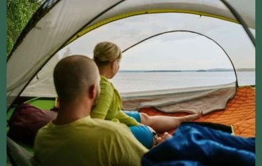 Vaarojen majojen puuteltat sijaitsevat Kiparinrannalla. - Puuteltasta on mahdollista ihailla järven taakse laskevaa auringonlaskua.