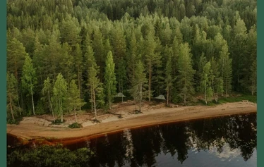 Vaarojen majojen puuteltat sijaitsevat Kiparinrannalla. - Puuteltasta on mahdollista ihailla järven taakse laskevaa auringonlaskua.