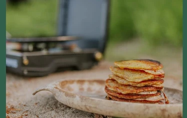 Vaarojen majojen puuteltat sijaitsevat Kiparinrannalla. - Puuteltasta on mahdollista ihailla järven taakse laskevaa auringonlaskua.