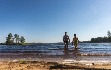 Metsäkartanolla majoitus sijaitsee lähellä leirintäaluetta ja leirintäalueen palvelut ovat asiakkaiden käytössä. - Rautavaaralla Nuorisokeskus Metsäkartanolla, lähellä Tiilikkajärven kansallispuistoa sijaitsee yksi Vaarojen majojen Tentsile-majoituskohteista. Vaarojen majojen majoituksessa voi nauttia metsä-ja järvinäköaloista.