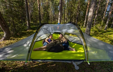 Metsäkartanolla majoitus sijaitsee lähellä leirintäaluetta ja leirintäalueen palvelut ovat asiakkaiden käytössä. - Rautavaaralla Nuorisokeskus Metsäkartanolla, lähellä Tiilikkajärven kansallispuistoa sijaitsee yksi Vaarojen majojen Tentsile-majoituskohteista. Vaarojen majojen majoituksessa voi nauttia metsä-ja järvinäköaloista.