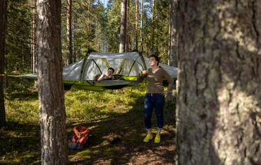 Metsäkartanolla majoitus sijaitsee lähellä leirintäaluetta ja leirintäalueen palvelut ovat asiakkaiden käytössä. - Rautavaaralla Nuorisokeskus Metsäkartanolla, lähellä Tiilikkajärven kansallispuistoa sijaitsee yksi Vaarojen majojen Tentsile-majoituskohteista. Vaarojen majojen majoituksessa voi nauttia metsä-ja järvinäköaloista.