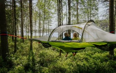Metsäkartanolla majoitus sijaitsee lähellä leirintäaluetta ja leirintäalueen palvelut ovat asiakkaiden käytössä. - Rautavaaralla Nuorisokeskus Metsäkartanolla, lähellä Tiilikkajärven kansallispuistoa sijaitsee yksi Vaarojen majojen Tentsile-majoituskohteista. Vaarojen majojen majoituksessa voi nauttia metsä-ja järvinäköaloista.