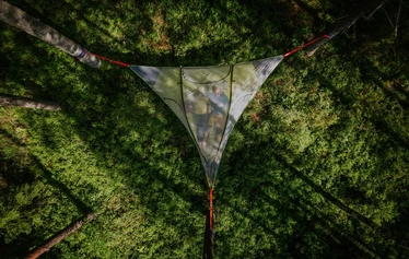 Metsäkartanolla majoitus sijaitsee lähellä leirintäaluetta ja leirintäalueen palvelut ovat asiakkaiden käytössä. - Rautavaaralla Nuorisokeskus Metsäkartanolla, lähellä Tiilikkajärven kansallispuistoa sijaitsee yksi Vaarojen majojen Tentsile-majoituskohteista. Vaarojen majojen majoituksessa voi nauttia metsä-ja järvinäköaloista.