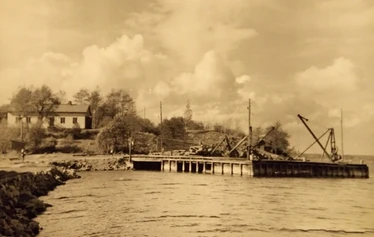 Kuva: Teuvo Manner, Juha Rislakin omistuksessa - Torpedolaituri ja vanha kotitalo