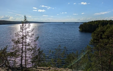 Lapp Cairn location - The Lapp Cairn is located at the highest point of Linnasaari ("Fort Island") - a place which also offers a spectacular view over Lake Juolasvesi.