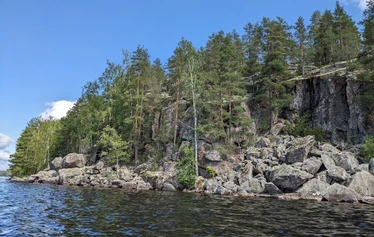 Lapp Cairn location - The Lapp Cairn is located at the highest point of Linnasaari ("Fort Island") - a place which also offers a spectacular view over Lake Juolasvesi.