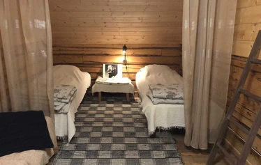AITTA 1 entinen kirja-aitta, ylhäällä luhtikerroksessa, 10 m2  - Runkopatjasängyt laitettavissa yhteen tai erikseen.
