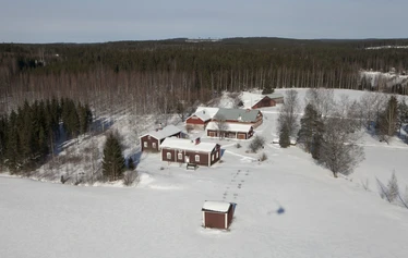Pihapiiriä - Pihapiirin rakennukset ovat pääosin 1840-luvun alusta, osin 1700-luvulta, kuten kuvan keskellä oleva Väentupa. Sen vellikellossa on vuosiluku 1733, josta tilan tiedetään olleen saman suvun omistuksessa.