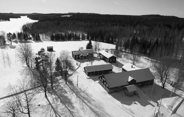 Pihapiiriä - Pihapiirin rakennukset ovat pääosin 1840-luvun alusta, osin 1700-luvulta, kuten kuvan keskellä oleva Väentupa. Sen vellikellossa on vuosiluku 1733, josta tilan tiedetään olleen saman suvun omistuksessa.