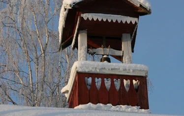 Pihapiiriä - Pihapiirin rakennukset ovat pääosin 1840-luvun alusta, osin 1700-luvulta, kuten kuvan keskellä oleva Väentupa. Sen vellikellossa on vuosiluku 1733, josta tilan tiedetään olleen saman suvun omistuksessa.