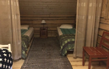 AITTA 1 entinen kirja-aitta, ylhäällä luhtikerroksessa, 10 m2  - Runkopatjasängyt laitettavissa yhteen tai erikseen.

