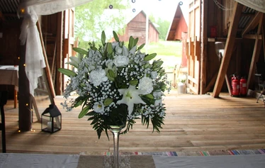 Kivinavetan ylisillä avaraa tilaa 350 m2, max 150 hengelle. - Satumaiset häät kesällä 2022 navetan ylisen hevostallin vintillä.