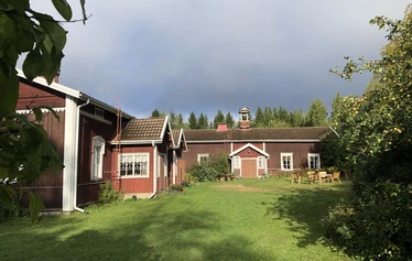 Pihapiiriä - Pihapiirin rakennukset ovat pääosin 1840-luvun alusta, osin 1700-luvulta, kuten kuvan keskellä oleva Väentupa. Sen vellikellossa on vuosiluku 1733, josta tilan tiedetään olleen saman suvun omistuksessa.