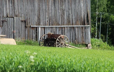 Pihapiiriä - Pihapiirin rakennukset ovat pääosin 1840-luvun alusta, osin 1700-luvulta, kuten kuvan keskellä oleva Väentupa. Sen vellikellossa on vuosiluku 1733, josta tilan tiedetään olleen saman suvun omistuksessa.