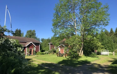Pihapiiriä - Pihapiirin rakennukset ovat pääosin 1840-luvun alusta, osin 1700-luvulta, kuten kuvan keskellä oleva Väentupa. Sen vellikellossa on vuosiluku 1733, josta tilan tiedetään olleen saman suvun omistuksessa.
