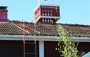 Pihapiiriä - Pihapiirin rakennukset ovat pääosin 1840-luvun alusta, osin 1700-luvulta, kuten kuvan keskellä oleva Väentupa. Sen vellikellossa on vuosiluku 1733, josta tilan tiedetään olleen saman suvun omistuksessa.