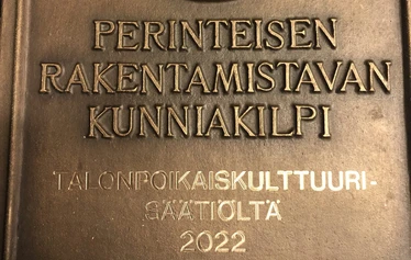 Pihapiiriä - Pihapiirin rakennukset ovat pääosin 1840-luvun alusta, osin 1700-luvulta, kuten kuvan keskellä oleva Väentupa. Sen vellikellossa on vuosiluku 1733, josta tilan tiedetään olleen saman suvun omistuksessa.