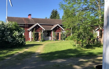 Pihapiiriä - Pihapiirin rakennukset ovat pääosin 1840-luvun alusta, osin 1700-luvulta, kuten kuvan keskellä oleva Väentupa. Sen vellikellossa on vuosiluku 1733, josta tilan tiedetään olleen saman suvun omistuksessa.