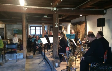 Kivinavetan Stagella elävää musiikkia.  - Kuvassa Vilpunkoski Big Band keikalla Kivinavetassa kesällä 2019.