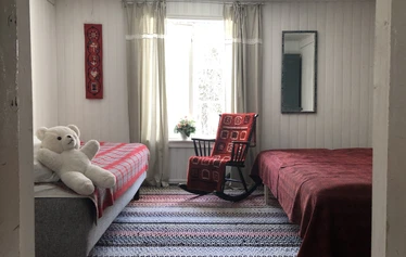 Valkea Kammari - Huoneessa on yksi 130 cm leveä runkopatjasänky ja yksi levitettävä vuodesohva.
