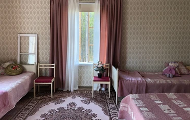 Vanhan Väentuvan iso perhehuone 'Roosa Room'