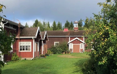 Valkea Kammari - Huoneessa on yksi 130 cm leveä runkopatjasänky ja yksi levitettävä vuodesohva.
