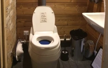 Valkea Kammari - Huoneessa on yksi 130 cm leveä runkopatjasänky ja yksi levitettävä vuodesohva.
