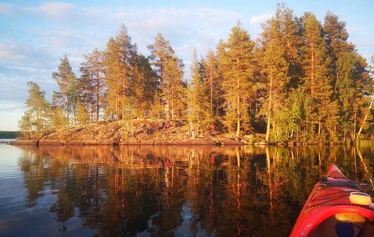 Niinisaaren viereinen kalliosaari on kiva paikka vaikkapa kalasteluun tai auringonlaskun ihailuun