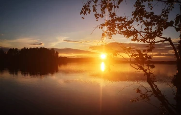 Niinisaaren viereinen kalliosaari on kiva paikka vaikkapa kalasteluun tai auringonlaskun ihailuun