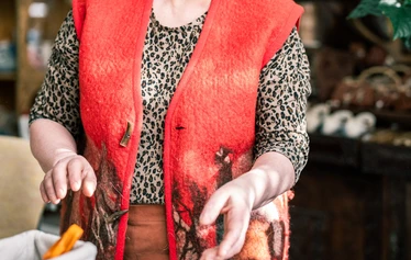 Villa Havulan käsityöpajat Ranualla - Villa Havulassa järjestetään perinteisiä käsityöpajoja, joihin osallistua eri ikäset henkilöt. Kuvassa nuoret tekevät käsitöitä.