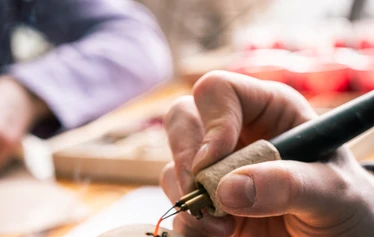 Villa Havulan käsityöpajat Ranualla - Villa Havulassa järjestetään perinteisiä käsityöpajoja, joihin osallistua eri ikäset henkilöt. Kuvassa nuoret tekevät käsitöitä.