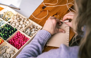 Villa Havulan käsityöpajat Ranualla - Villa Havulassa järjestetään perinteisiä käsityöpajoja, joihin osallistua eri ikäset henkilöt. Kuvassa nuoret tekevät käsitöitä.