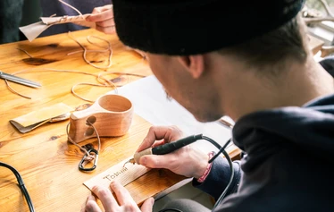 Villa Havulan käsityöpajat Ranualla - Villa Havulassa järjestetään perinteisiä käsityöpajoja, joihin osallistua eri ikäset henkilöt. Kuvassa nuoret tekevät käsitöitä.