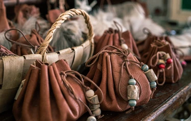 Villa Havulan käsityöpajat Ranualla - Villa Havulassa järjestetään perinteisiä käsityöpajoja, joihin osallistua eri ikäset henkilöt. Kuvassa nuoret tekevät käsitöitä.